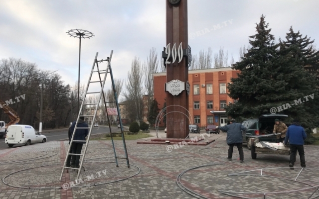 В Мелитополе монтируют необычную инсталляцию (ФОТО) Фото № 1 В Мелитополе монтируют необычную инсталляцию (ФОТО) Фото № 1