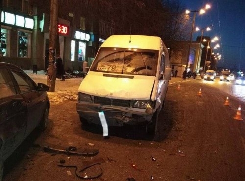 В Запорожье произошло ДТП с участием маршрутки Фото № 1 В Запорожье произошло ДТП с участием маршрутки Фото № 1