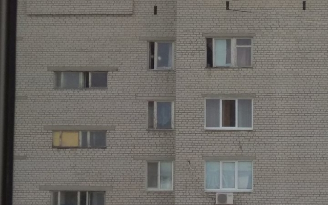 В сети опубликовали фото странной парочки, целующуюся на краю крыши многоэтажки (ФОТО) Фото № 2 В сети опубликовали фото странной парочки, целующуюся на краю крыши многоэтажки (ФОТО) Фото № 2