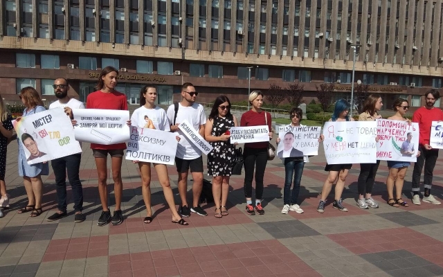 В Запорожье мужчины в платьях вышли на митинг (ФОТО) Фото № 2 В Запорожье мужчины в платьях вышли на митинг (ФОТО) Фото № 2