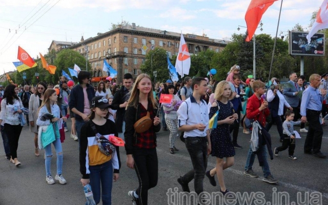 В центре Запорожья провели праздничное шествие (ФОТО, ВИДЕО) Фото № 17 В центре Запорожья провели праздничное шествие (ФОТО, ВИДЕО) Фото № 17