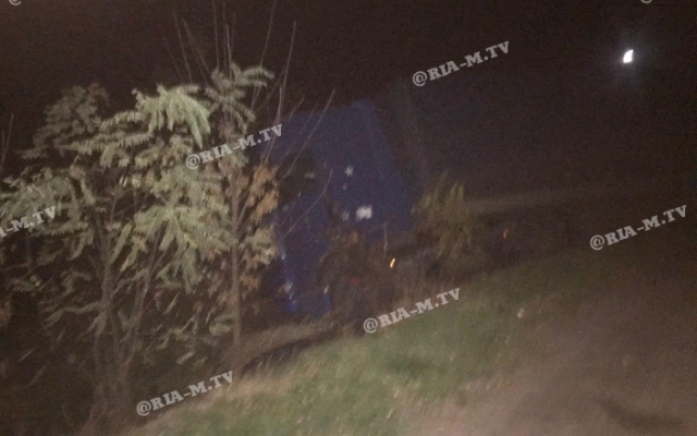 Под Мелитополем фура с лопнувшим колесом съехала в кювет (ВИДЕО) Фото № 6 Под Мелитополем фура с лопнувшим колесом съехала в кювет (ВИДЕО) Фото № 6