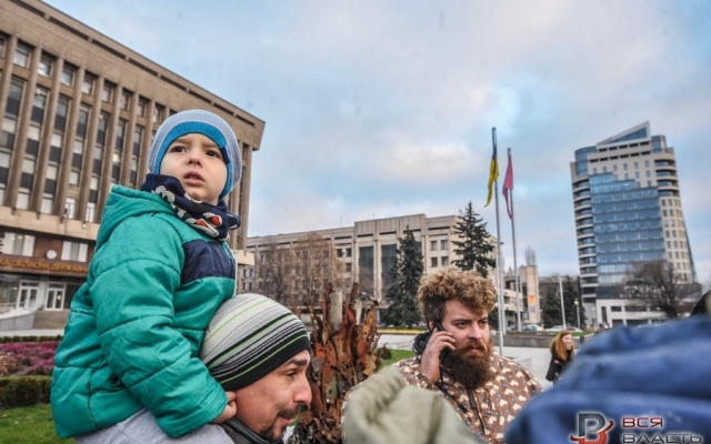 Перед областной администрацией возвышается железный трон Фото № 0 Перед областной администрацией возвышается железный трон Фото № 0