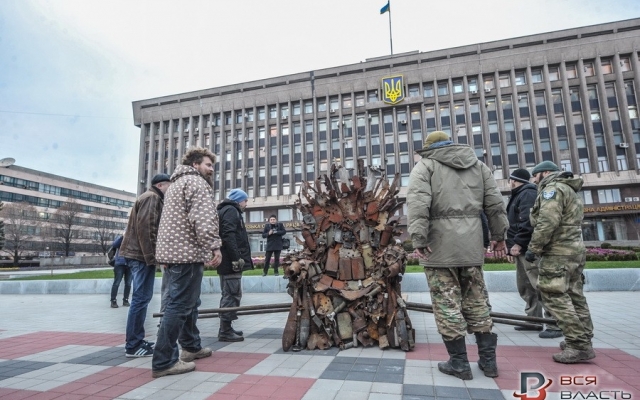 Перед областной администрацией возвышается железный трон Фото № 7 Перед областной администрацией возвышается железный трон Фото № 7