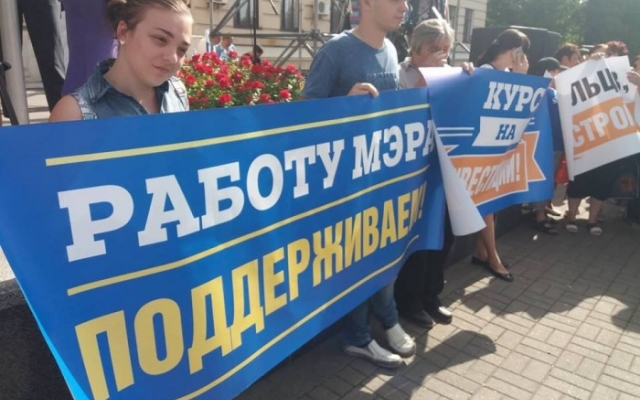 В центре города собрались сотни запорожцев: Дежурят десятки полицейских (ФОТО) Фото № 8 В центре города собрались сотни запорожцев: Дежурят десятки полицейских (ФОТО) Фото № 8