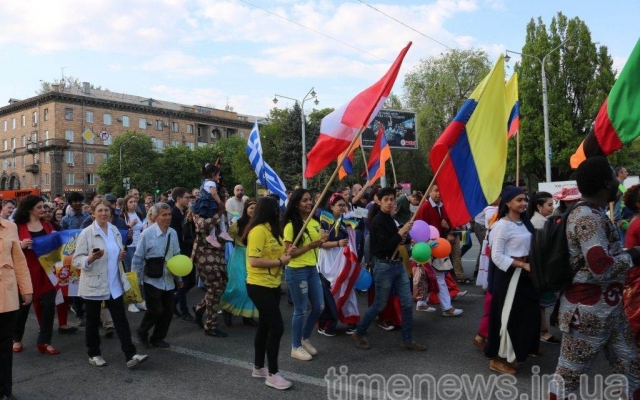 В центре Запорожья провели праздничное шествие (ФОТО, ВИДЕО) Фото № 15 В центре Запорожья провели праздничное шествие (ФОТО, ВИДЕО) Фото № 15