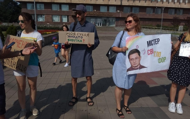 В Запорожье мужчины в платьях вышли на митинг (ФОТО) Фото № 0 В Запорожье мужчины в платьях вышли на митинг (ФОТО) Фото № 0