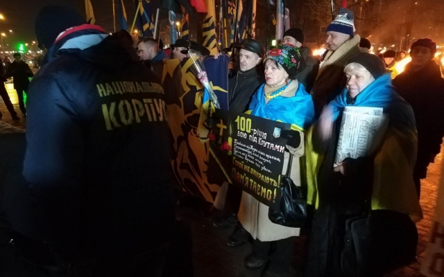 Запорожцы прошли по главному проспекту с факелами (ФОТО) Фото № 2 Запорожцы прошли по главному проспекту с факелами (ФОТО) Фото № 2