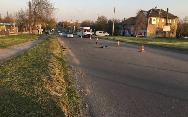 ДТП в Запорожье: Мотоцикл выбросило на газон (ФОТО) Фото № 4 ДТП в Запорожье: Мотоцикл выбросило на газон (ФОТО) Фото № 4