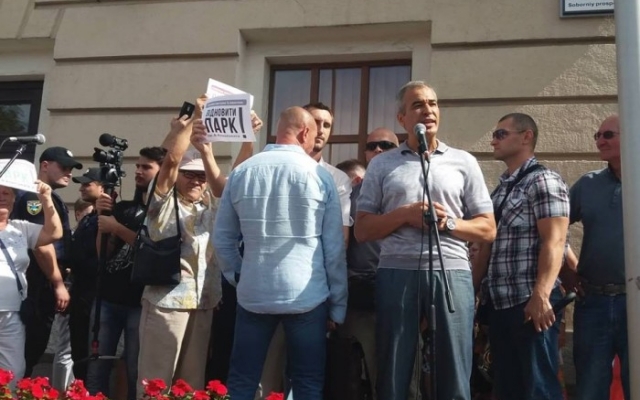 В центре города собрались сотни запорожцев: Дежурят десятки полицейских (ФОТО) Фото № 12 В центре города собрались сотни запорожцев: Дежурят десятки полицейских (ФОТО) Фото № 12