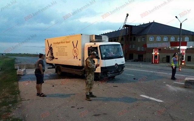 Грузовик снёс со своего пути военный блокпост Фото № 1 Грузовик снёс со своего пути военный блокпост Фото № 1