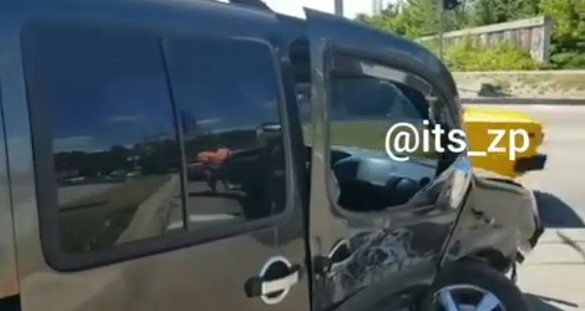 В сети появилось видео момента аварии в Запорожье, в которой пострадало 2 человека Фото № 0 В сети появилось видео момента аварии в Запорожье, в которой пострадало 2 человека Фото № 0
