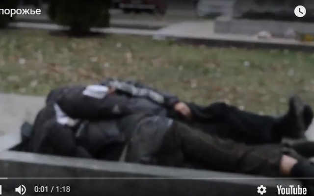 В центре Запорожья прямо на решетке вечного огня разлеглись бездомные. ВИДЕО Фото № 0 В центре Запорожья прямо на решетке вечного огня разлеглись бездомные. ВИДЕО Фото № 0
