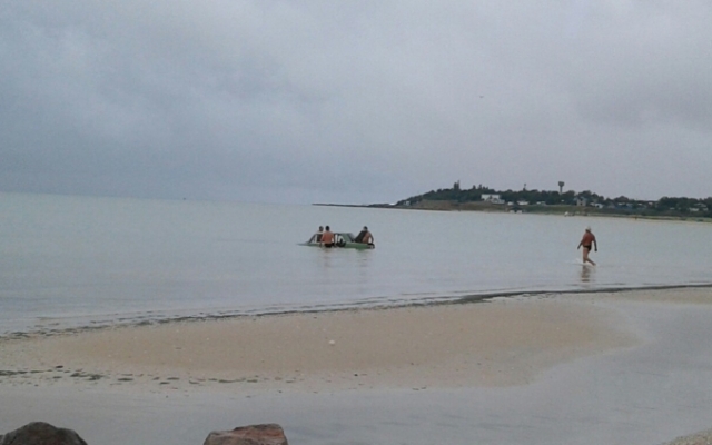 Кто на лодке, а кто на машине: В море Кто на лодке, а кто на машине: В море