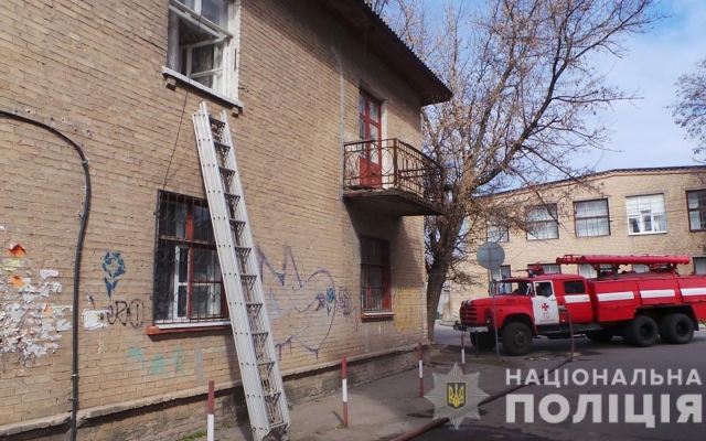 В Запорожской области полицейский рисковал жизнью, чтобы спасти старушку (ФОТО) Фото № 2 В Запорожской области полицейский рисковал жизнью, чтобы спасти старушку (ФОТО) Фото № 2