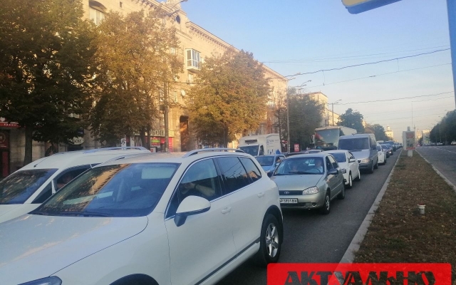 Запорожцы снова пятничный вечер простояли в пробке (ФОТО) Фото № 2 Запорожцы снова пятничный вечер простояли в пробке (ФОТО) Фото № 2