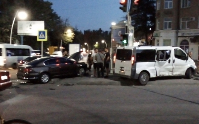 В центре Мелитополя иномарка протаранила микроавтобус Фото № 0 В центре Мелитополя иномарка протаранила микроавтобус Фото № 0