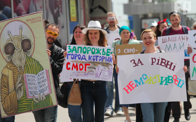 В центре Запорожья прошло шествие с монстрами Фото № 4 В центре Запорожья прошло шествие с монстрами Фото № 4