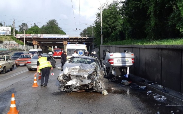 Возле запорожского автовокзала произошло серьезное ДТП (ФОТО) Фото № 1 Возле запорожского автовокзала произошло серьезное ДТП (ФОТО) Фото № 1
