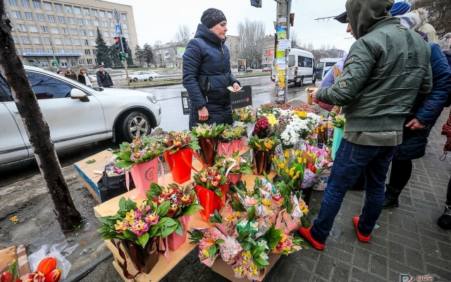 В очереди за цветами: утренний ажиотаж на улицах Запорожья. Фоторепортаж Фото № 18 В очереди за цветами: утренний ажиотаж на улицах Запорожья. Фоторепортаж Фото № 18