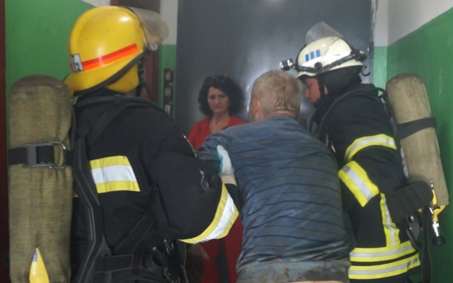 В Запорожье мужчина оказался в огненной ловушке на 12 этаже (ФОТО) Фото № 4 В Запорожье мужчина оказался в огненной ловушке на 12 этаже (ФОТО) Фото № 4