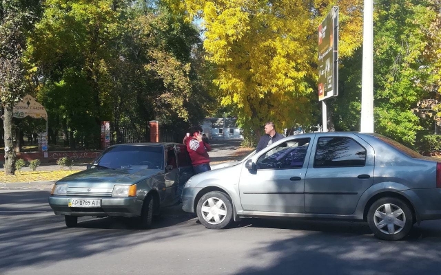 В Мелитополе водители авто «Славута» и «Рено» потеряли бдительность (ВИДЕО) Фото № 5 В Мелитополе водители авто «Славута» и «Рено» потеряли бдительность (ВИДЕО) Фото № 5