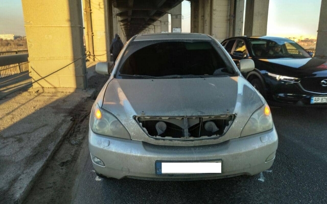 Ржавая труба упала с моста Преображенского на автомобиль: Стали известны подробности инцидента (ФОТО) Фото № 3 Ржавая труба упала с моста Преображенского на автомобиль: Стали известны подробности инцидента (ФОТО) Фото № 3