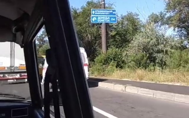 В Запорожье в пробке на мосту не пропускали В Запорожье в пробке на мосту не пропускали