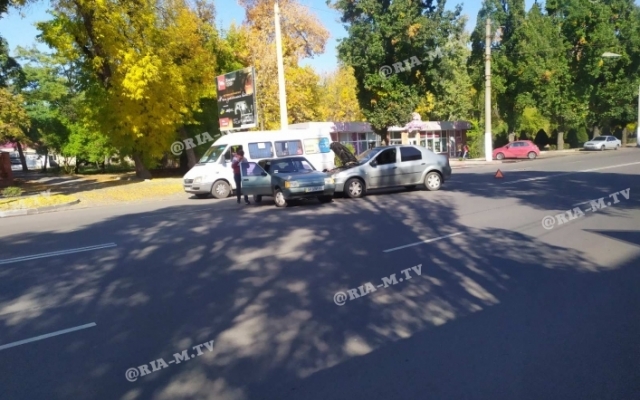 В Мелитополе водители авто «Славута» и «Рено» потеряли бдительность (ВИДЕО) Фото № 4 В Мелитополе водители авто «Славута» и «Рено» потеряли бдительность (ВИДЕО) Фото № 4