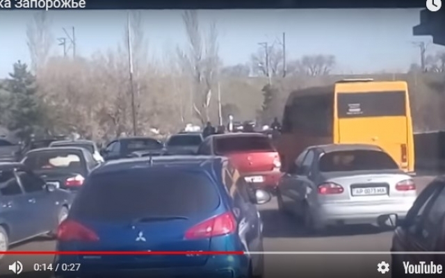 В Запорожье в пробке подрались водители (ВИДЕО) Фото № 0 В Запорожье в пробке подрались водители (ВИДЕО) Фото № 0