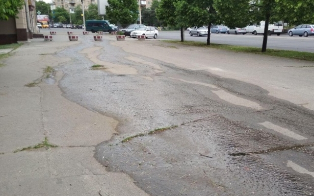 В центре Запорожья по проспекту текут нечистоты (ФОТО, ВИДЕО) Фото № 1 В центре Запорожья по проспекту текут нечистоты (ФОТО, ВИДЕО) Фото № 1