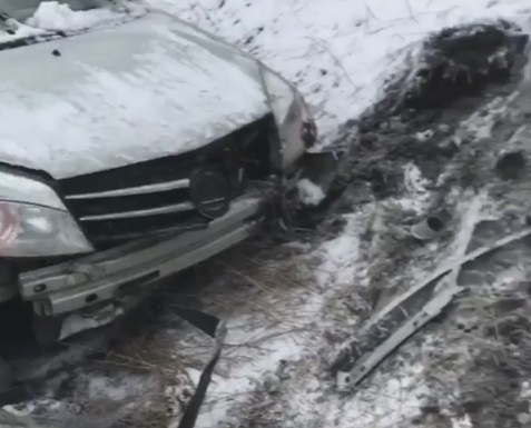 Из-за скользкой дороги на запорожской трассе автомобиль Из-за скользкой дороги на запорожской трассе автомобиль