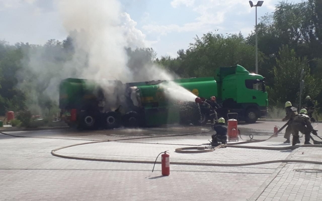 В сети появилось видео возгорания бензовоза около заправки (ФОТО, ВИДЕО) Фото № 2 В сети появилось видео возгорания бензовоза около заправки (ФОТО, ВИДЕО) Фото № 2