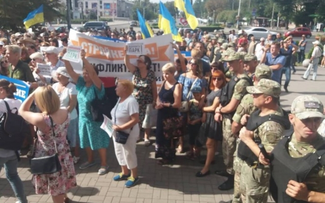 В центре города собрались сотни запорожцев: Дежурят десятки полицейских (ФОТО) Фото № 2 В центре города собрались сотни запорожцев: Дежурят десятки полицейских (ФОТО) Фото № 2