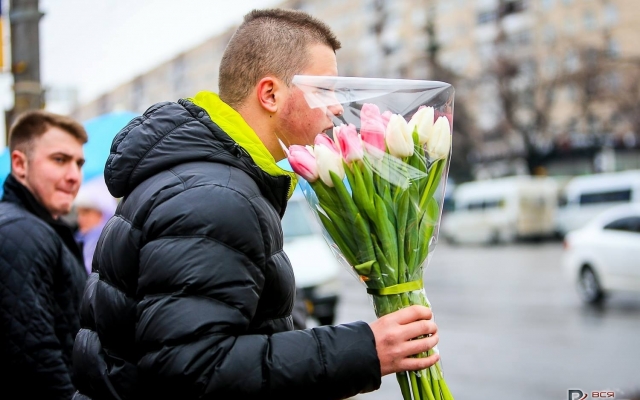 В очереди за цветами: утренний ажиотаж на улицах Запорожья. Фоторепортаж Фото № 11 В очереди за цветами: утренний ажиотаж на улицах Запорожья. Фоторепортаж Фото № 11