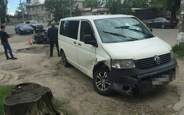 В Запорожье произошло ДТП: Автомобиль сильно смяло (ФОТО) Фото № 3 В Запорожье произошло ДТП: Автомобиль сильно смяло (ФОТО) Фото № 3