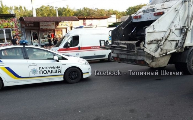 В Запорожье мусоровоз сбил человека (ФОТО) Фото № 0 В Запорожье мусоровоз сбил человека (ФОТО) Фото № 0