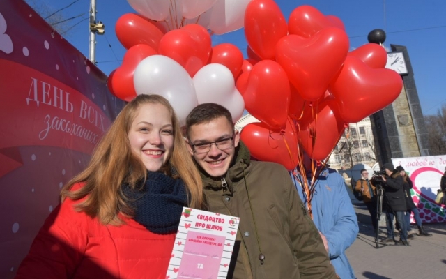 ФОТОРЕПОРТАЖ: В Запорожье открыли стелу любви Фото № 25 ФОТОРЕПОРТАЖ: В Запорожье открыли стелу любви Фото № 25