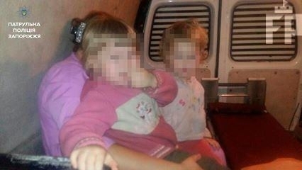 Полицейские ужаснулись, открыв дверь квартиры, где бросили малышей (ФОТО) Фото № 0 Полицейские ужаснулись, открыв дверь квартиры, где бросили малышей (ФОТО) Фото № 0