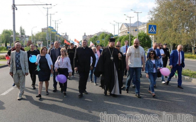 В центре Запорожья провели праздничное шествие (ФОТО, ВИДЕО) Фото № 1 В центре Запорожья провели праздничное шествие (ФОТО, ВИДЕО) Фото № 1