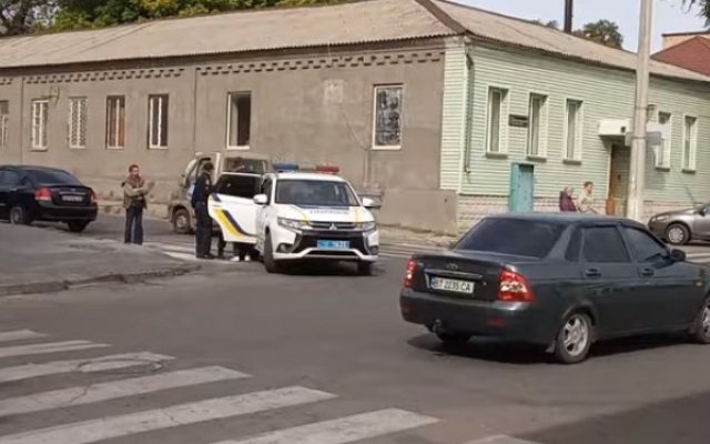 В Запорожской области полицейские посреди улицы В Запорожской области полицейские посреди улицы