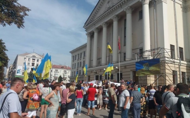 В центре города собрались сотни запорожцев: Дежурят десятки полицейских (ФОТО) Фото № 3 В центре города собрались сотни запорожцев: Дежурят десятки полицейских (ФОТО) Фото № 3