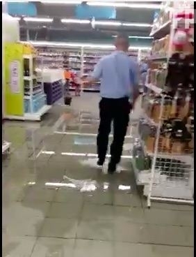 Появилось видео потопа в запорожском супермаркете Фото № 0 Появилось видео потопа в запорожском супермаркете Фото № 0