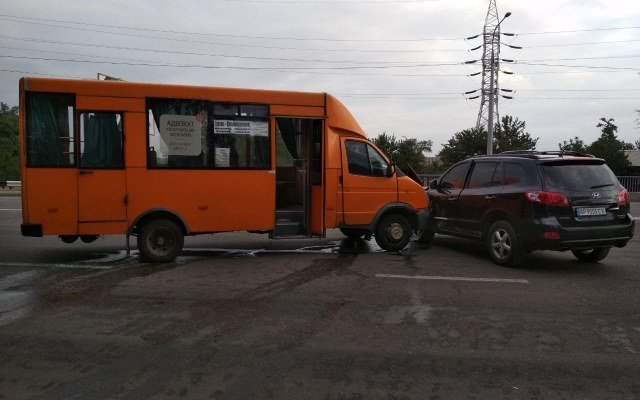 В центре Запорожья маршрутка протаранила джип (ФОТО) Фото № 1 В центре Запорожья маршрутка протаранила джип (ФОТО) Фото № 1