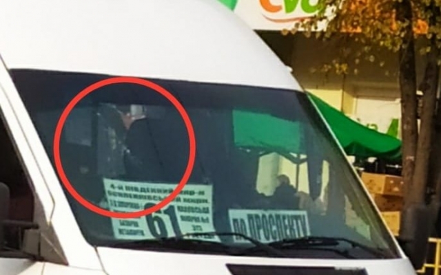 Пассажир разбил головой лобовое стекло маршрутки Фото № 0 Пассажир разбил головой лобовое стекло маршрутки Фото № 0
