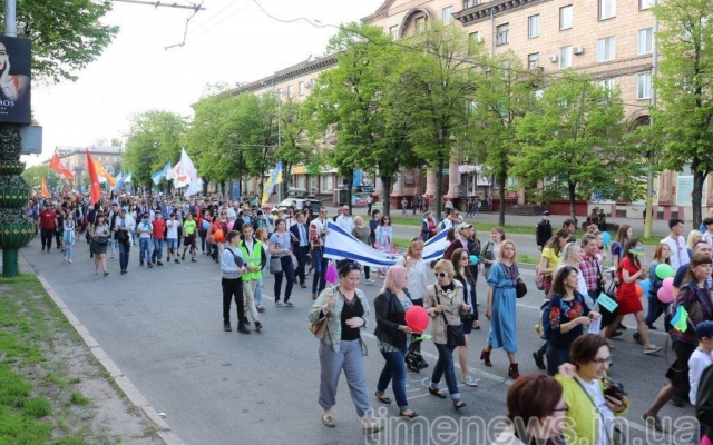В центре Запорожья провели праздничное шествие (ФОТО, ВИДЕО) Фото № 23 В центре Запорожья провели праздничное шествие (ФОТО, ВИДЕО) Фото № 23