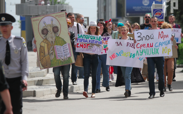 В центре Запорожья прошло шествие с монстрами Фото № 1 В центре Запорожья прошло шествие с монстрами Фото № 1
