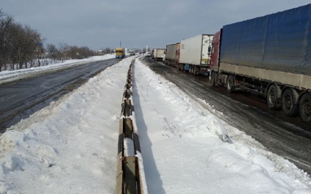 Движение транспорта на трассе Днепр-Запорожье заблокировано (ФОТО, ВИДЕО) Фото № 1 Движение транспорта на трассе Днепр-Запорожье заблокировано (ФОТО, ВИДЕО) Фото № 1