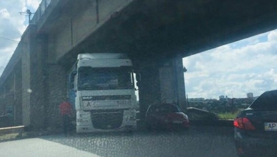 На запорожском мосту многотонник устроил ДТП, образовалась пробка (ФОТО) Фото № 0 На запорожском мосту многотонник устроил ДТП, образовалась пробка (ФОТО) Фото № 0