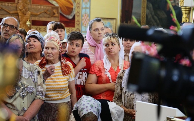 Фоторепортаж: Запорожцы встретили слезоточивую икону Фото № 21 Фоторепортаж: Запорожцы встретили слезоточивую икону Фото № 21